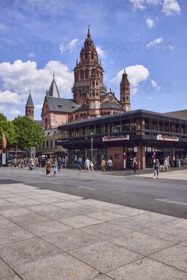 St. Martin Cathedral, Mainz Cathedral, Mainz Roman Catholic Diocese, Cathedral, HypoVereinbank, general buildings, modern architecture, pedestrians as a secondary motif, trees, blue sky, cumulus clouds, Cirrus clouds, Gutenbergplatz square, Mainz, state capital, district-free city, Rhineland-Palatinate, Germany