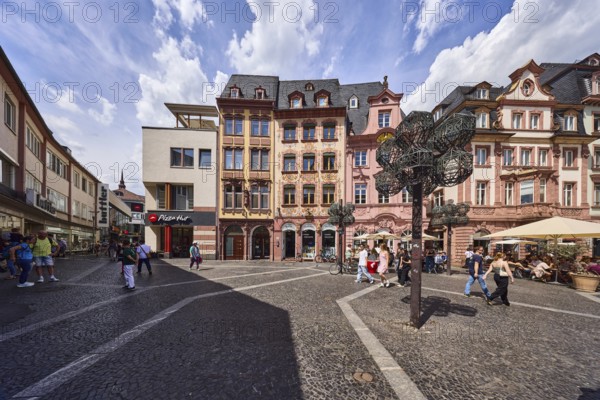 Bäckerei Brot Bassing - sourdough bakery, pizzeria Pizza Hut, system catering, row of houses, historic buildings, shops, shopping, weekly market market, market stand, lantern, square made of paving stones and marble plates with patterns, pedestrians as a secondary motif, blue sky, cirrostratus clouds, square market, Mainz, state capital, district-free city, Rhineland-Palatinate, Germany