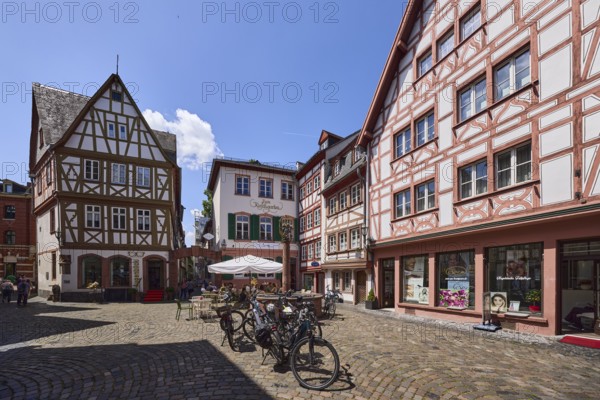 Historic half-timbered houses, general architecture, buildings, paving stone square, bicycles, outdoor area of a restaurant, pedestrians as a secondary motif, blue sky, cumulus clouds, Hollagäßchen, Kirschgarten, Mainz, state capital, district-free city, Rhineland-Palatinate, Germany