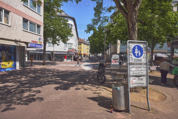 Pedestrian zone, traffic sign pedestrian zone, additional sign free bicycles and delivery traffic free, residential buildings and commercial buildings, shops, retail, photo shop Kukuk, public trash can, trees, pedestrians as accessories, blue sky, cloudless, Philipp-von-Zabern-Platz, Mainz, state capital, district-free city, Rhineland-Palatinate, Germany