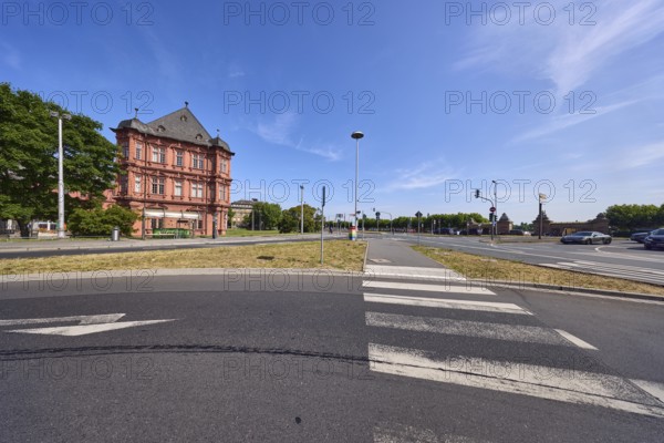 Electoral Palace, historic building, German Renaissance style, pedestrian crossing, roads, zebra crossing, central island, lantern, trees, lawn, blue sky, cirrostratus clouds, federal road B40, intersection Grosse Bleiche with Peter-Altmeier-Allee, Mainz, state capital, district-free city, Rhineland-Palatinate, Germany