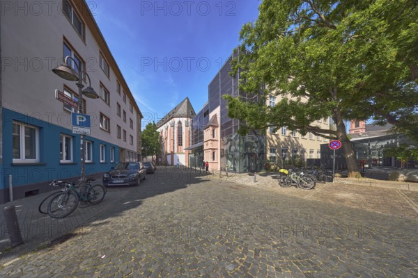 Mainz Natural History Museum, Gutenberg Museum, Printing and Writing Museum, general architecture, modern building, houses, parking strips with vehicles, barrier bollards, street made of paving stones, bicycles, lantern, trees, blue sky, Reichklarastraße, Mainz, state capital, district-free city, Rhineland-Palatinate, Germany
