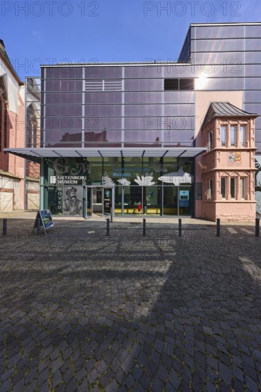 Mainz Natural History Museum, Gutenberg Museum, Museum of Printing and Writing, Modern Architecture, Glass Façade, Covered Entrance Area, Barrier, Paving Street, Blue Sky, Cirrostratus Clouds, Reichklarastraße, Mainz, State Capital, Independent City, Rhineland-Palatinate, Germany