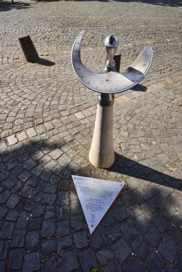 Precision sundial, technical device, square made of paving stones, sunny, Deutschhausplatz, Mainz, state capital, district-free city, Rhineland-Palatinate, Germany