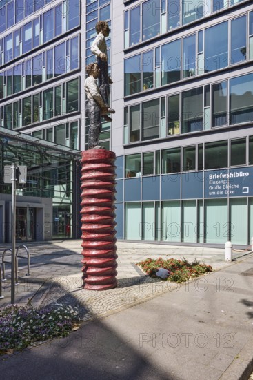 Sculpture Two men, sculptor Stephan Balkenhol, Stadthaus Große Bleiche, building, modern architecture, glass façade, sunny, Löwenhofstraße, Mainz, state capital, district-free city, Rhineland-Palatinate, Germany