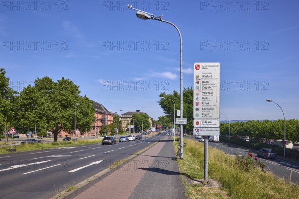 Sign partner cities, twin cities Watford, Dijon, Zagreb, Valencia, Haifa, Erfurt, Louisville, Kigali and Odessa, road, lanes, directional arrows, vehicles, general architecture, lantern, blue sky, cirrostratus clouds, federal road B40, Peter-Altmeier-Allee, Mainz, state capital, district-free city, Rhineland-Palatinate, Germany
