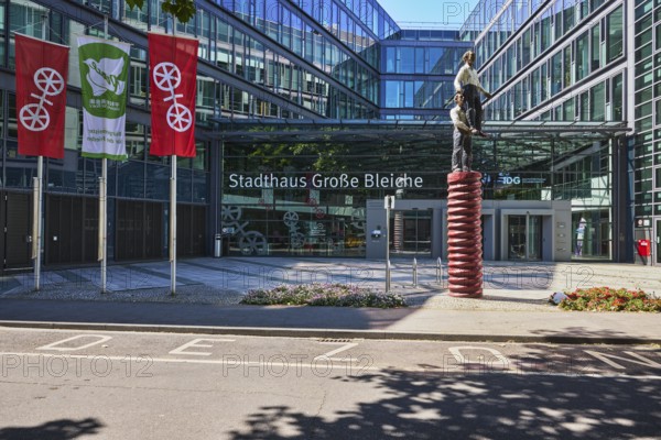 Stadthaus Große Bleiche, town hall, building, modern architecture, sculpture two men, sculptor Stephan Balkenhol, glass façade, flag poles, Mainz flag, city coat of arms, Mainz flag, sunny, Löwenhofstraße, Mainz, state capital, district-free city, Rhineland-Palatinate, Germany