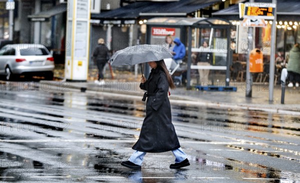 People in rain, Potsdamer Straße, Berlin, 30.10.2025, Berlin, Berlin, Germany