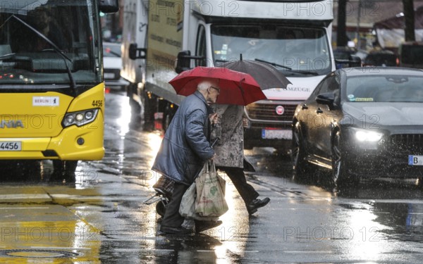 With umbrella and raincoats, people in the rain, Potsdamer Straße, Berlin, 30.10.2025, Berlin, Berlin, Germany