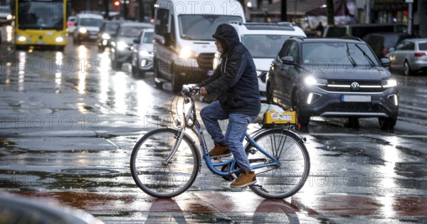 A man rides his bike across Potsdamer Straße, Berlin, 30.10.2025, Berlin, Berlin, Germany