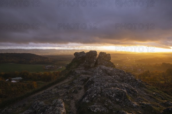 Rain and sun alternating — dramatic autumn atmosphere at the Hohenstaufen Spielburg Nature Reserve
