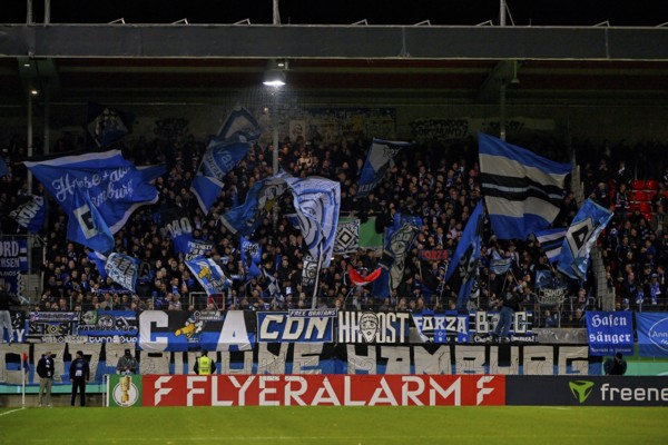 Fan block, fans, fan curve, flags, atmosphere, atmospheric Hamburger SV HSV, DFB-Pokal, Voith-Arena, Heidenheim, Baden-Württemberg, Germany