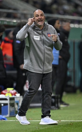 Coach coach Frank Schmidt 1. FC Heidenheim 1846 FCH on the sidelines gesture angry sour rebukes DFB-Pokal, Voith-Arena, Heidenheim, Baden-Württemberg, Germany