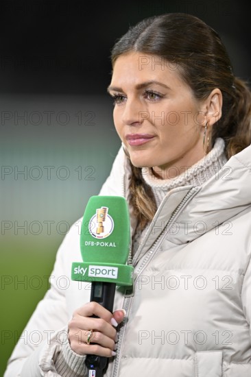 SKY presenter Mara Mones interviewed microphone micro logo portrait DFB-Pokal, Voith-Arena, Heidenheim, Baden-Württemberg, Germany