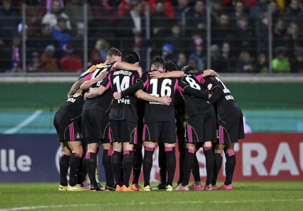 Team building, group of teams in front of the start of the game Hamburger SV HSV DFB-Pokal, Voith-Arena, Heidenheim, Baden-Württemberg, Germany