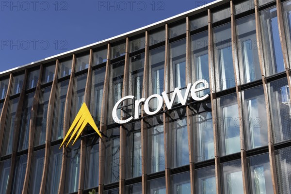 Crowe BPG, audit and consulting firm, logo on modern wooden façade with larch pilasters, architecture firm caspar.schmitzmorkramer, Deiker Höfe, Düsseldorf, North Rhine-Westphalia, Germany