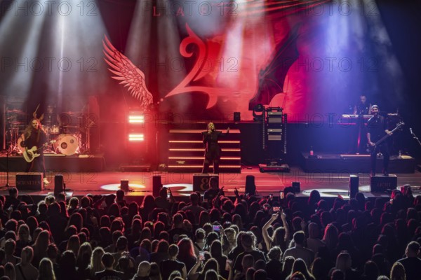 Jean Bormann (guitarist), (drummer) Vassilios Lucky Maniatopoulos, LaFee (singer, real name: Christina Klein), Marco Grasshoff (keyboarder) and Robin Simon (bass player) live on Schatten & Licht Tour 2025 at Berlin's Tempodrom on 26.10.2025