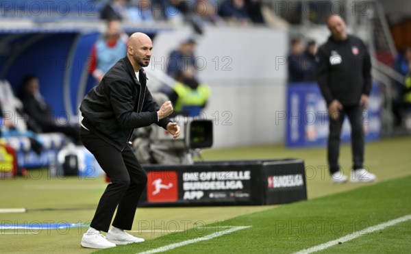 Coach coach Christian Ilzer TSG 1899 Hoffenheim on the sidelines gesture behind coach Frank Schmidt 1. FC Heidenheim 1846 FCH TV camera PreZero Arena, Sinsheim, Baden-Württemberg, Germany
