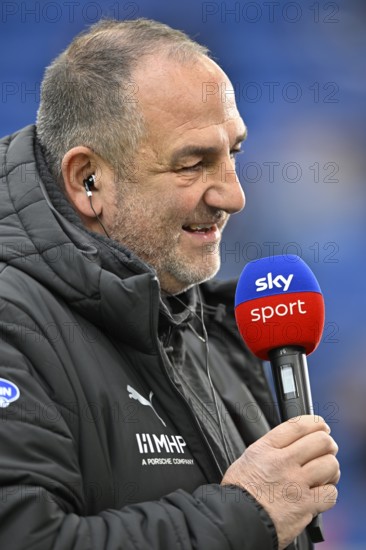 Coach coach Frank Schmidt 1. FC Heidenheim 1846 FCH portrait in interview microphone micro logo SKY PreZero Arena, Sinsheim, Baden-Württemberg, Germany