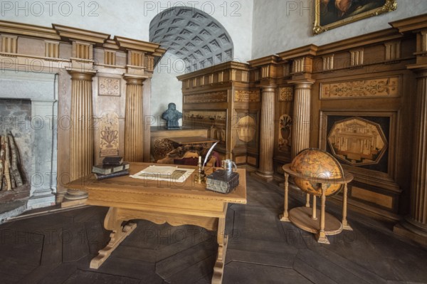 Interior of Kalmar Castle: Rut Hall was Queen Gunilla Bielke's state room when she and her husband Johan III lived at the castle. Kalmar, Småland, Sweden, Scandinavia. Kalmar Castle was build in the 12th century. It was here that the Kalmar Union was signed in 1397. During the 16th century and the time of the Vasa kings the castle acquired its current design