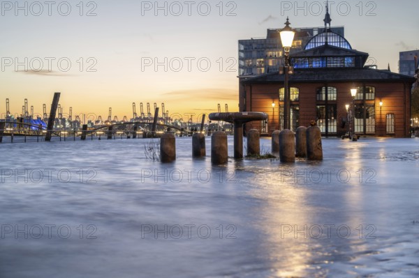 Storm surge (flood) of 24.10.2025 at the Hamburg fish market on the Elbe during the blue hour, Hamburg, Germany
