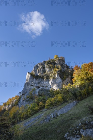 Schaufelsen und Schloss Hausen, also known as the ruins of Hausen Castle, surrounded by autumn vegetation, a ruin of a castle above the village of Hausen in the valley in the Upper Danube Valley, Beuron, Sigmaringen district, Baden-Württemberg, Germany