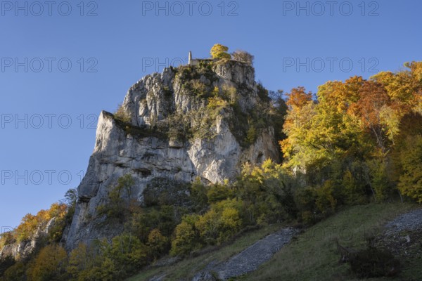 Schaufelsen und Schloss Hausen, also known as the ruins of Hausen Castle, surrounded by autumn vegetation, a ruin of a castle above the village of Hausen in the valley in the Upper Danube Valley, Beuron, Sigmaringen district, Baden-Württemberg, Germany