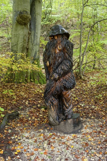 Wooden sculpture Der Pelzmichel, Pfullinger Sagenweg, stories and legends, by woodsaw artist Billy Tröge, Ursulaberg, Pfullingen, Baden-Württemberg, Germany