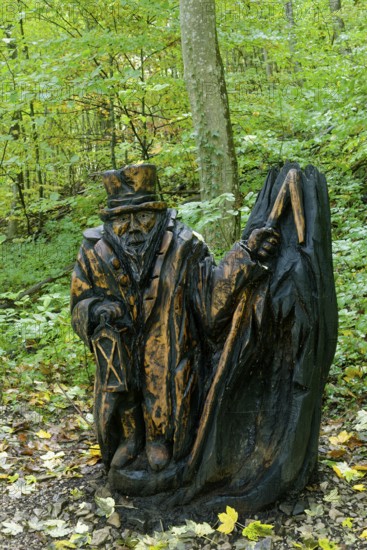 Wooden sculpture The Meerkat from Urschelberg, Pfullinger Sagenweg, stories and legends, by woodsaw artist Billy Tröge, Ursulaberg, Pfullingen, Baden-Württemberg, Germany