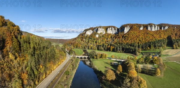 Aerial view, panorama of the Upper Danube Valley, surrounded by autumn vegetation with the Hausender Peaks above the Danube, climbing rocks, Jurassic limestone cliffs, Hausen im Tal, Swabian Jura, Baden-Württemberg, Germany