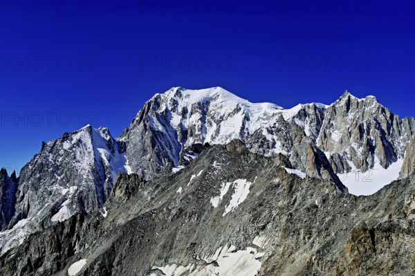 From left, the mountains L'Aiguille Blanche de Peuterey, Mont Blanc, Mont Maudit, Pointe Helbronner viewing terrace, Chamonix-Mont-Blanc, Haute-Savoie, Italian watershed, France