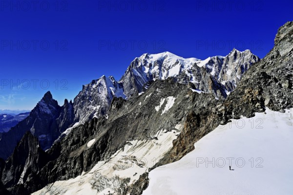 From left, the mountains l'Aiguille Noire de Peuterey, L'Aiguille Blanche de Peuterey, Mont Blanc, Mont Maudit, Pointe Helbronner viewing terrace, Chamonix-Mont-Blanc, Haute-Savoie, watershed Italy, France