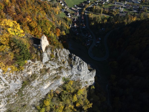 Aerial view of the viewpoint, shovels and Hausen Castle, also known as the Hausen ruins, surrounded by autumn vegetation, a ruin of a castle above the village of Hausen in the valley in the Upper Danube Valley, Beuron, Sigmaringen district, Baden-Württemberg, Germany