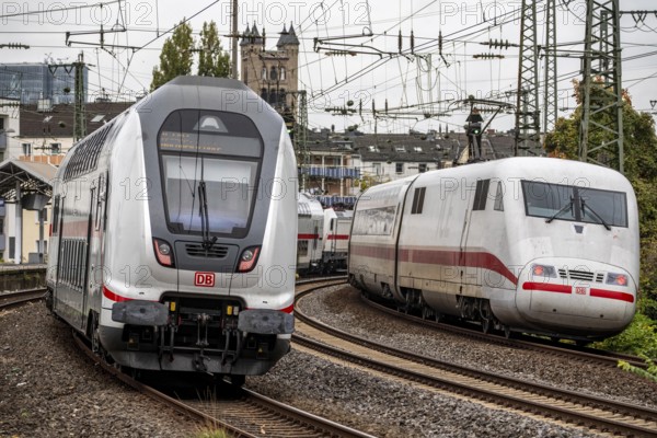 Intercity Zug and ICE, in front of Düsseldorf Central Station, here near Volksgarten Station, North Rhine-Westphalia, Germany