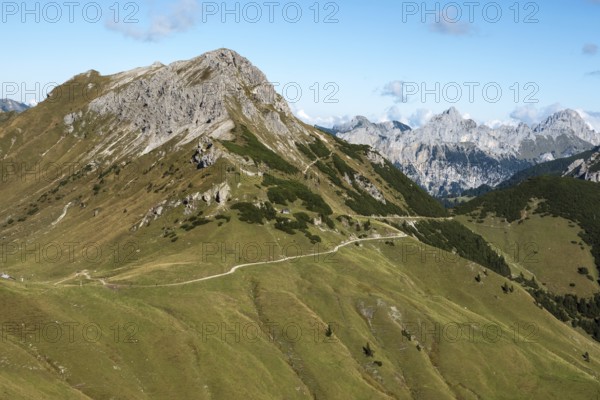 View of the Saalfelder Höhenweg hiking trail behind Schartschrofen and Rote Flüh, Tannheimer Mountains, Allgäu Alps, Tannheimer Tal, Tyrol, Austria