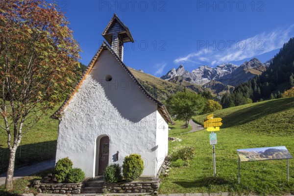 St. Katarina chapel, Einödsbach, behind Trettachspitze, Mädelegabel and Hochfrottspizte, autumn atmosphere, Oberstdorf, Oberallgäu, Allgäu, Bavaria Germany