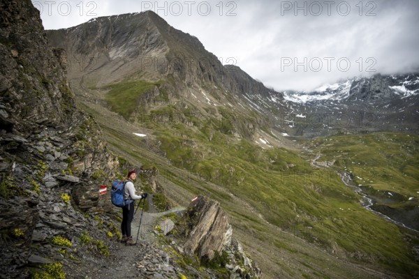 Hikers on hiking trail, cloudy mountain landscape, Hohe Tauern National Park, Carinthia, Austria