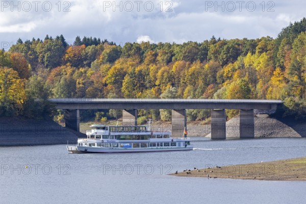 Excursion boat, bridge, Biggesee near Sondern, Olpe, Sauerland, North Rhine-Westphalia, Germany