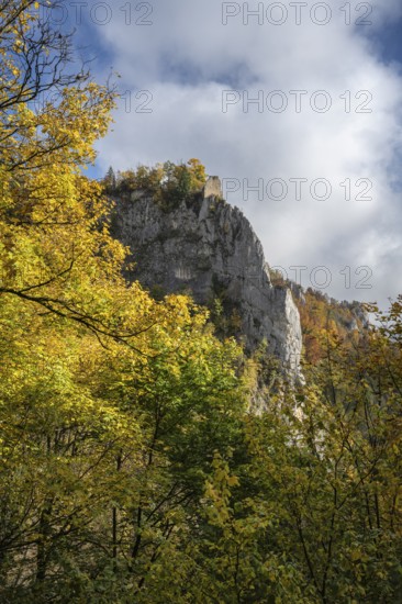 Schaufelsen und Schloss Hausen, also known as the ruins of Hausen, surrounded by autumn vegetation, a ruin of a castle above the village of Hausen in the valley in the upper Danube Valley, Beuron, Sigmaringen district, Baden-Württemberg, Germany