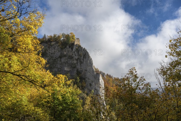 Schaufelsen und Schloss Hausen, also known as the ruins of Hausen, surrounded by autumn vegetation, a ruin of a castle above the village of Hausen in the valley in the upper Danube Valley, Beuron, Sigmaringen district, Baden-Württemberg, Germany