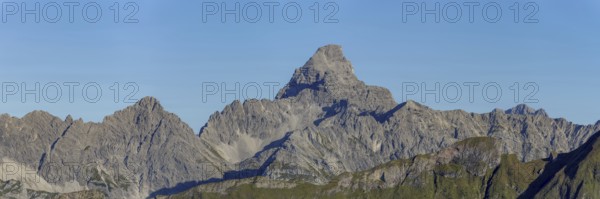Mountain panorama from the Koblat-Höhenweg on the Nebelhorn across the Obertal with lush green meadows to the Hochvogel and Rosszahn group with the Hochvogel, 2592m, Allgäu, Bavaria, Germany