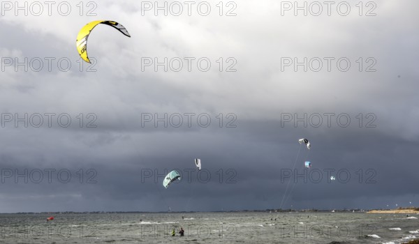 Kite surfing on the beach, Fehmarn, 16.10.2025, Fehmarn, Schleswig-Holstein, Germany