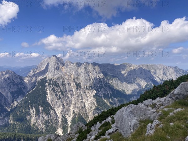 View of the peaks and plateaus of the Reither Alm in the Berchtesgaden National Park, with Stadelhorn, Mühlsturzhörner, Grundübelhörner, Schottmalhorn, Edelweisslahner, Berchtesgaden Alps, Bavaria, Germany