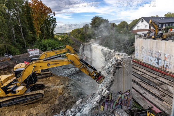 Demolition of an old road bridge, Weierstraße, then new construction of the bridge for the three-track conversion, to extend the Emmerich-Oberhausen railway line, including 47 new bridge structures being built or adapted, the old bridges being replaced by new buildings, for people and especially for freight traffic, extension of the Dutch Betuwe line from the port of Rotterdam, part of the European freight corridor Rotterdam-Genoa, 1300 km long, Oberhausen, North Rhine-Westphalia, Germany