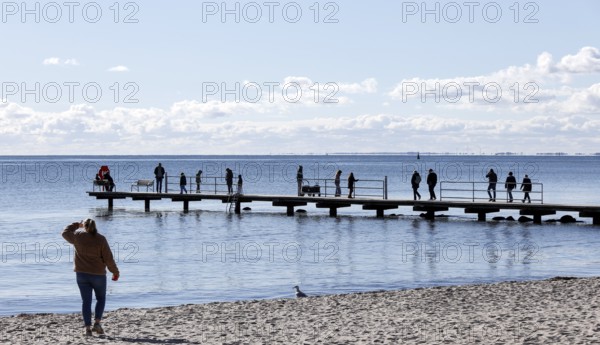 Beach scene on the south beach in sunny autumn weather, Fehmarn island, 18.10.2025, Fehmarn, Schleswig-Holstein, Germany