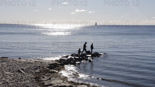 Beach scene on Fehrmannsundstrand in sunny autumn weather, Fehmarn island, 18.10.2025, Fehmarn, Schleswig-Holstein, Germany