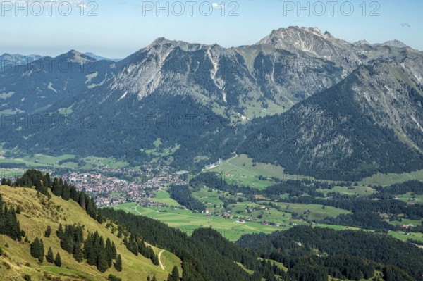View from Söllerkopf of Oberstdorf and Illertal, behind Nebelhorn, Rubihorn and Schattenberg, Oberstdorf, Oberallgäu, Allgäu, Bavaria, Germany