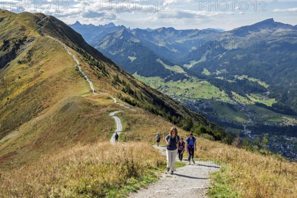Hikers on the Fellhorn ridge hiking trail, behind Kleinwalsertal with mountains of the Allgäu Alps, Oberstdorf, Oberallgäu, Allgäu, Bavaria, Germany