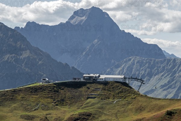 View from the Fellhorn of the Allgäu Alps, Kanzelwand-Bahn summit station and Großer Widderstein, Oberstdorf, Oberallgäu, Allgäu, Bavaria, Germany