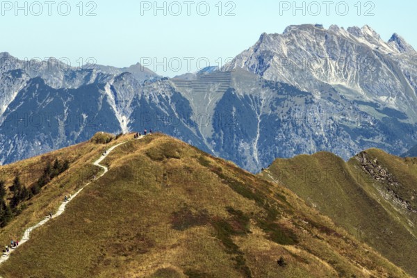 View of Schlappoldkopf with Fellhorn ridge hiking trail, Nebelhorn behind, Oberstdorf, Oberallgäu, Allgäu, Bavaria, Germany